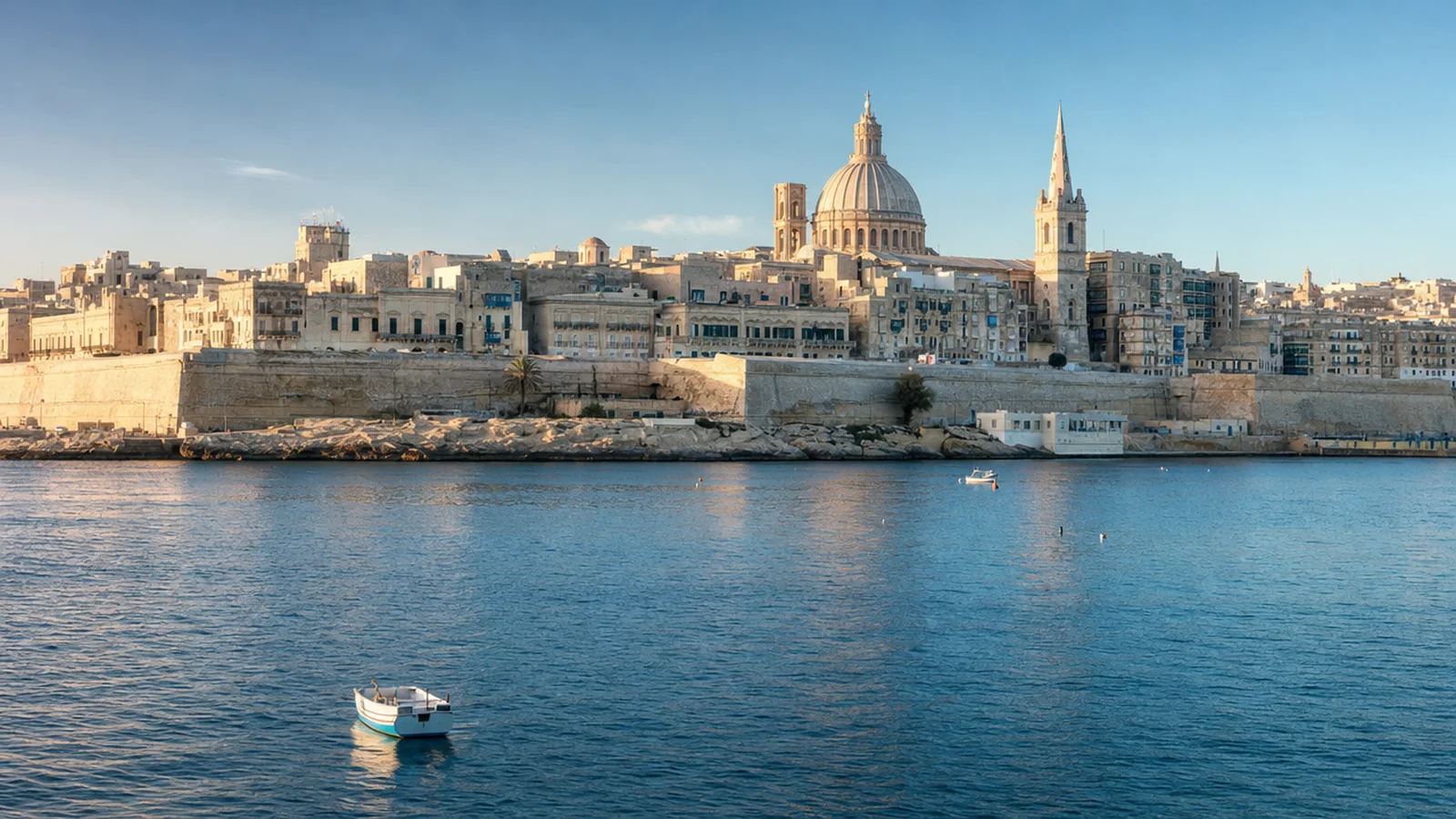 Grand Harbour i Valletta, Malta, i morgonljus med kalkstensbefästningar och kyrkkupoler